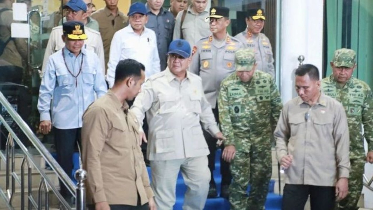 Presiden Prabowo Subianto (depan, dua kanan) didampingi Gubernur Kalteng Agustiar Sabran (belakang kiri) dan jajaran terkait usai rapat penanganan karhutla di Kalimantan, Palangka Raya, Kalimantan Tengah, Sabtu, 22 Agustus 2026 malam. (Foto: Antara)