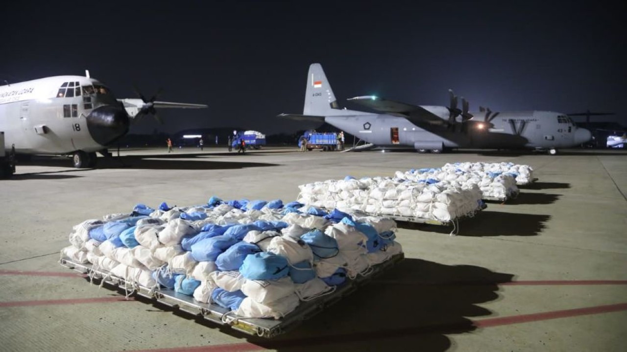 TNI mengerahkan dua pesawat Hercules untuk mengirimkan 27,09 ton bantuan tahap pertama bagi masyarakat terdampak gempa bumi di Nusa Tenggara Timur (NTT), pada Sabtu (15/8/2026). (Foto: Dok/Istimewa/Puspen TNI)