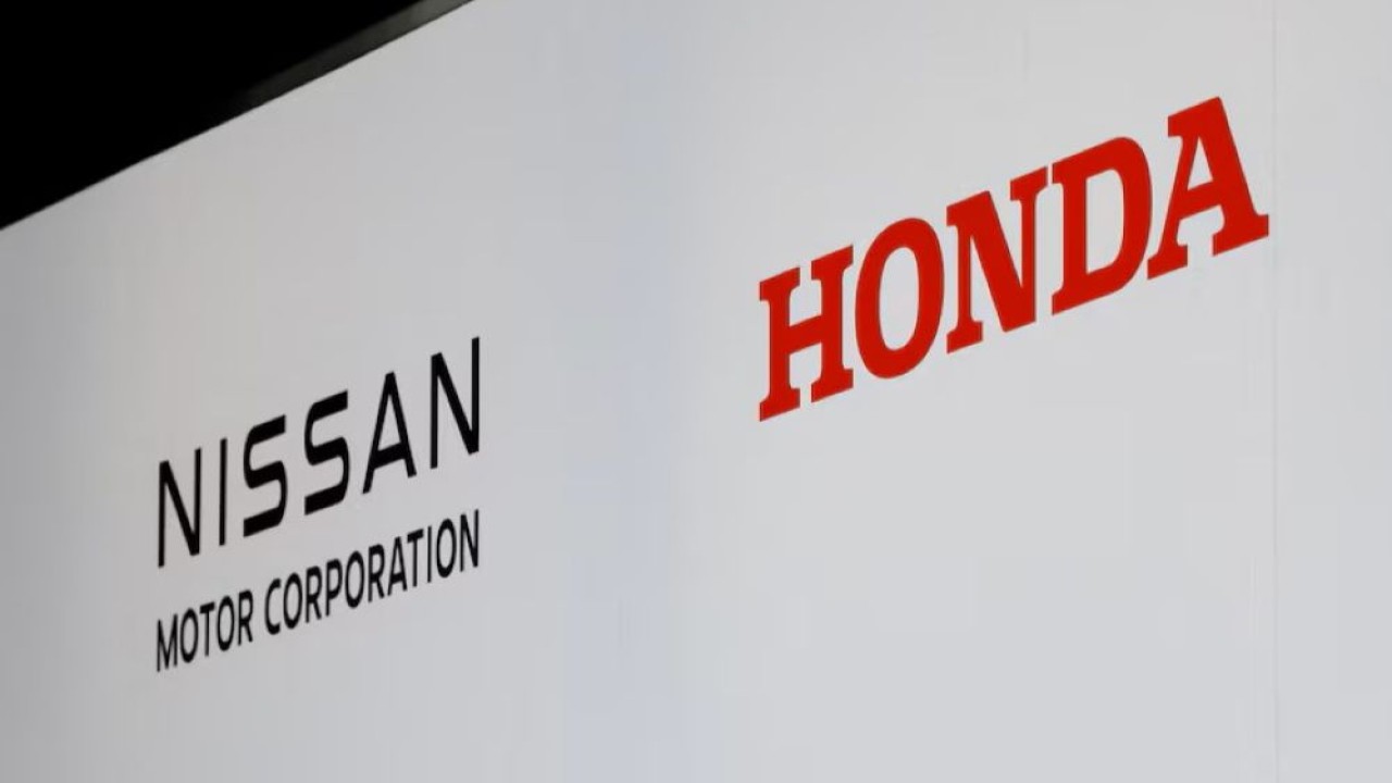 Logo Nissan Motor Corporation dan Honda terlihat pada konferensi pers bersama, di Tokyo, Jepang, 23 Desember 2024. (Foto: Dok/Kim Kyung-Hoon/Reuters)