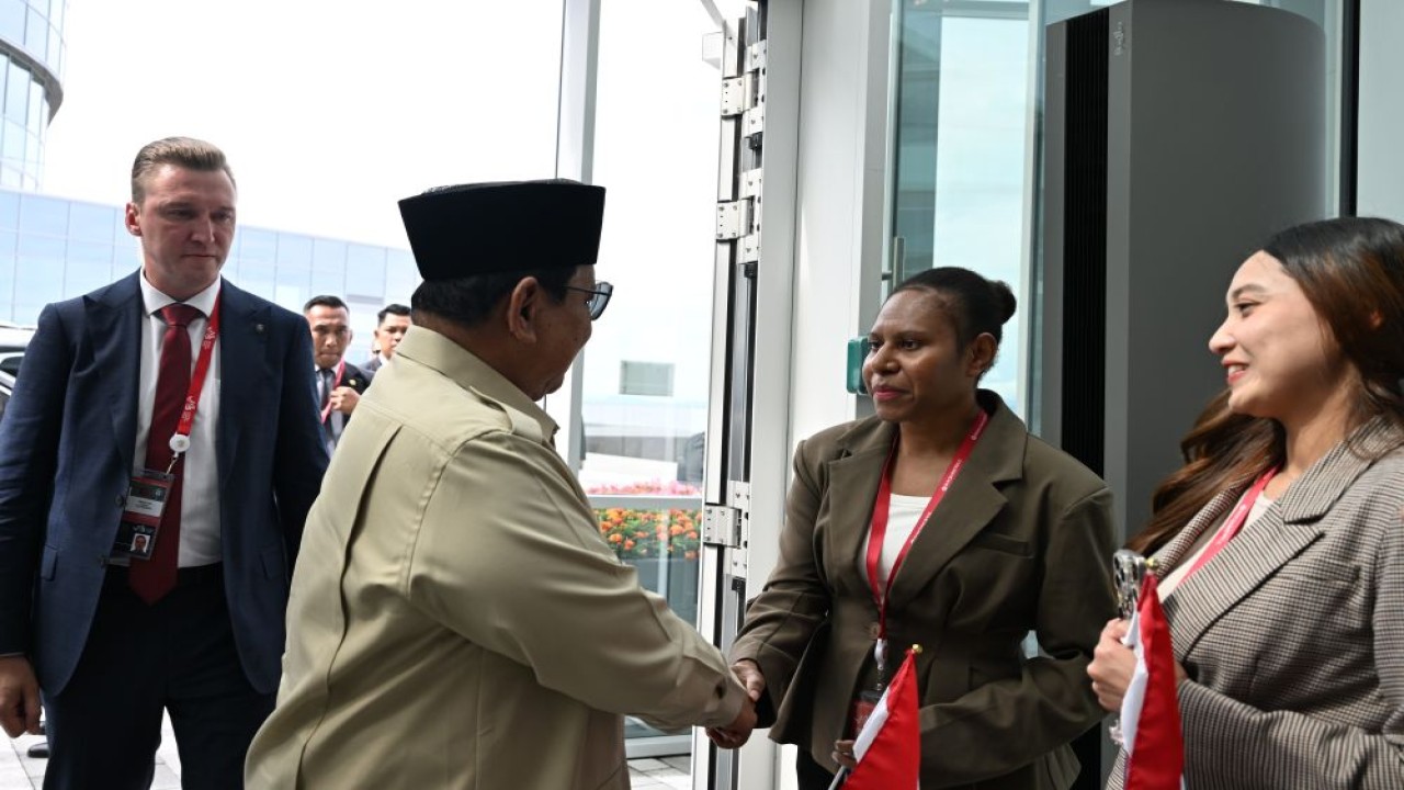 Mahasiswi asal Merauke, Papua Selatan, Maria Benedikta (25), mengaku sangat senang dengan kehadiran Presiden Prabowo Subianto di Eastern Economic Forum (EEF) di Vladivostok, Rusia, Rabu (2/9/2026). (Foto: Dok/Istimewa/Bakom RI)