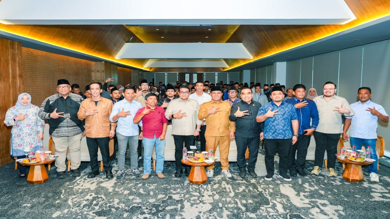 Menteri Ekonomi Kreatif Teuku Riefky Harsya bersama para peserta pelatihan singkat fotografi smartphone bagi santri pemula yang diadakan oleh Kementerian Ekonomi Kreatif/Badan Ekonomi Kreatif melalui Direktorat Penerbitan dan Fotografi, Deputi Bidang Kreativitas Media. (Biro Komunikasi Kementerian Ekonomi Kreatif/Badan Ekonomi Kreatif)