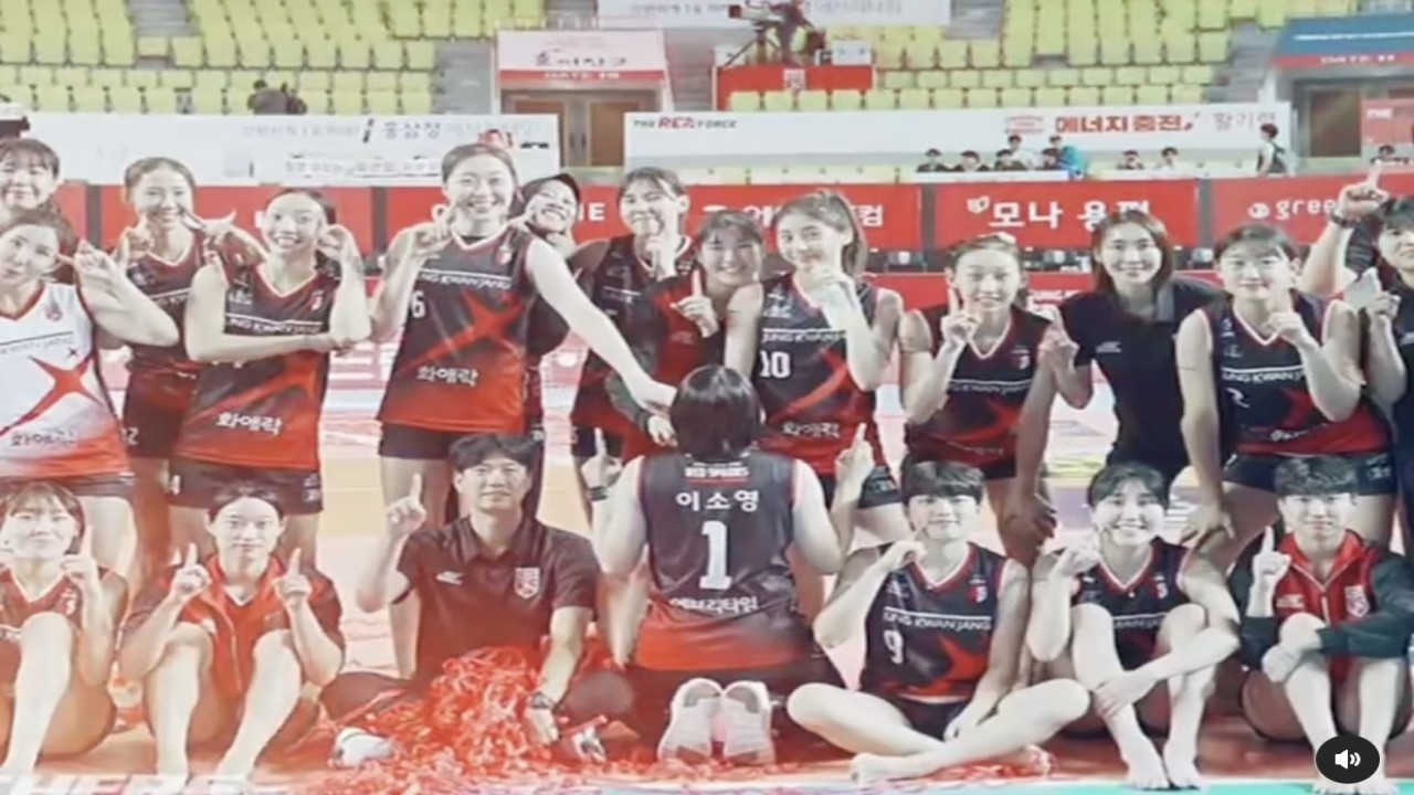 Momen kebersamaan Megawati Hangestri Pertiwi dan rekan-rekan setimnya di Red Sparks (Instagram)