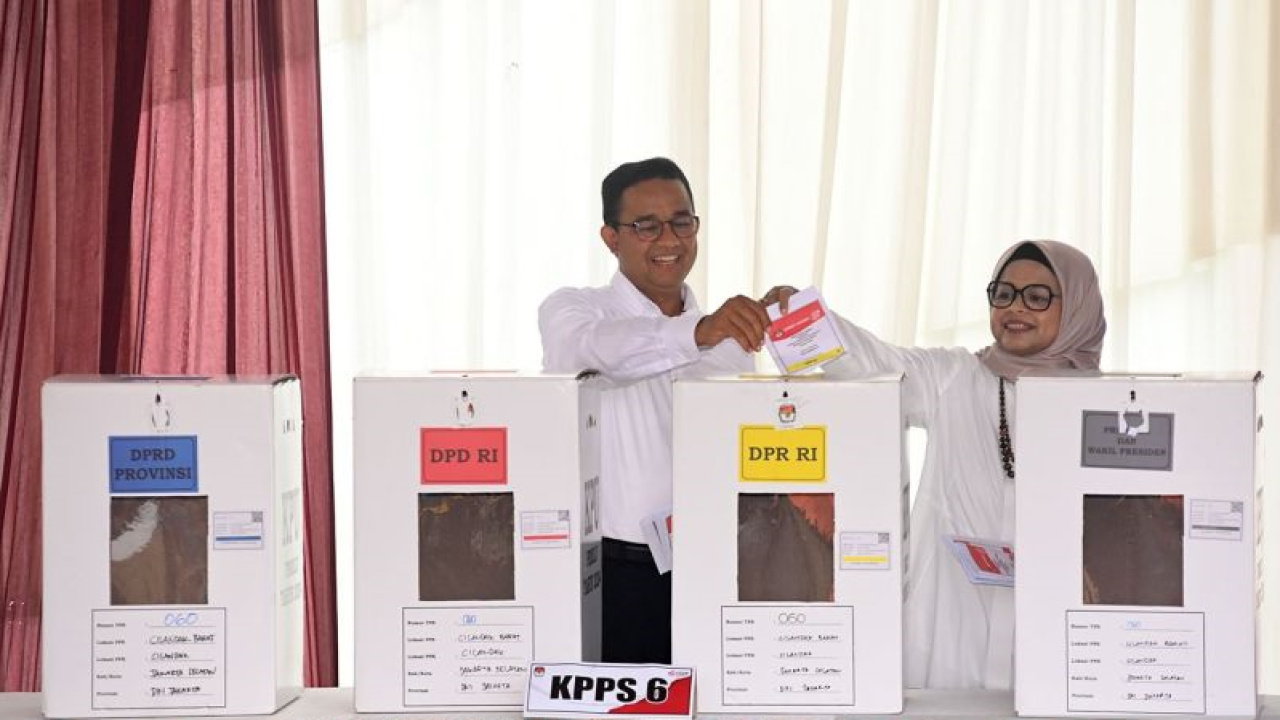 Capres nomor urut 1 Anies Baswedan bersama istrinya Fery Farhati saat mencoblos di TPS 60, Lebak Bulus, Jakarta Selatan,ANTARA FOTO/Indrianto Eko Suwarso/pras.